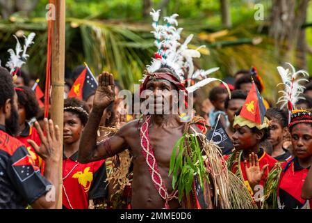 Un chef de village lève sa main droite lors de la lecture de l'hymne national du Papuan au village de Banak, Papouasie-Nouvelle-Guinée, 16 septembre 2022. Le village de Banak a organisé une célébration à l'occasion du jour de l'indépendance de la Papouasie-Nouvelle-Guinée en mémoire de 1st. Le lieutenant Gabriel J. Eggud, dont les restes ont été trouvés et ont été pris en compte dans une mission de rétablissement en 2019. La mission de la DPAA est de réaliser la comptabilité la plus complète possible pour le personnel des États-Unis manquant et non comptabilisé auprès de leur famille et de notre nation. Banque D'Images