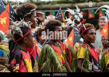 Les villageois locaux accueillent les membres des équipes de rétablissement de la Défense POW/MIA Accounting Agency (DPAA) avec un défilé de bienvenue traditionnel lors d'une célébration du jour de l'indépendance de la Nouvelle-Guinée au village de Banak, Papouasie-Nouvelle-Guinée, 16 septembre 2022. Le village de Banak a organisé une célébration en mémoire de 1st. Le lieutenant Gabriel J. Eggud, dont les restes ont été trouvés, puis a pris part à une mission de rétablissement en 2019. La mission de la DPAA est de réaliser la comptabilité la plus complète possible pour le personnel des États-Unis manquant et non comptabilisé auprès de leur famille et de notre nation. Banque D'Images