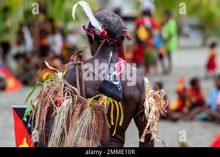 Un villageois local affiche le drapeau POW/MIA ainsi que des vêtements tribaux traditionnels au village de Banak, Papouasie-Nouvelle-Guinée, le 16 septembre 2022. Le village de Banak a organisé une célébration en mémoire de 1st. Le lieutenant Gabriel J. Eggud, dont les restes ont été trouvés, puis a pris part à une mission de rétablissement en 2019. La mission de la DPAA est de réaliser la comptabilité la plus complète possible pour le personnel des États-Unis manquant et non comptabilisé auprès de leur famille et de notre nation. Banque D'Images