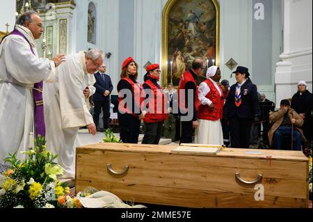 Palerme, Italie. 17th janvier 2023. Une nonne d'origine africaine vue lors de la cérémonie funèbre officielle pour le regretté missionnaire Biagio Conte. Funérailles officielles du missionnaire laïc Biagio Conte, décédé sur 12 janvier 2023. La célébration pour le fondateur de la Mission de l'espoir et de la Charité (Missione Speranza e Carità) pour les pauvres et les sans-abri à Palerme, a eu lieu dans la cathédrale "Santa Vergine Maria Assunta" en présence de représentants de différentes traditions et autorités religieuses. Crédit : SOPA Images Limited/Alamy Live News Banque D'Images