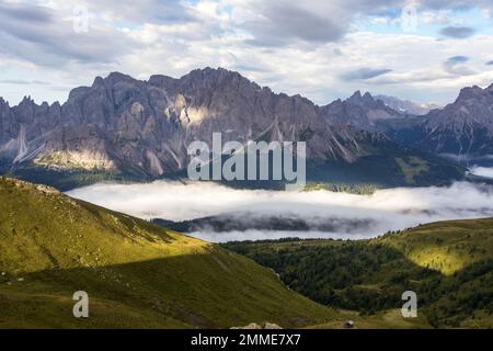 Vue panoramique sur les dolomites de Sexten ou Dolomiti di Sesto depuis les Alpes carniennes, Tre cime di Lavaredo ou Drei zinnen, Italie Banque D'Images