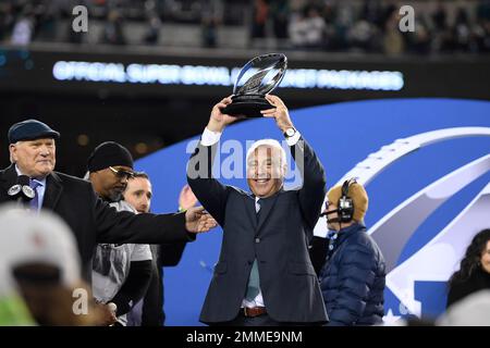 Philadelphie, Pennsylvanie, États-Unis. 29th janvier 2023. Pennsylvanie, États-Unis ; le propriétaire des Eagles de Philadelphie, Jeffrey Lurie, hante le trophée du championnat NFC après la défaite des Eagles en 49ers 31-7 à Philadelphie, en Pennsylvanie. Crédit obligatoire Eric Canha/CSM/Alay Live News Banque D'Images