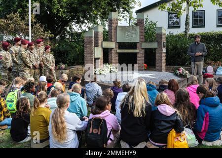 Les parachutistes de l'armée américaine affectés à la division aéroportée de 82nd sont rejoints par des écoliers des pays-Bas et de l'Allemagne pour honorer le Régiment d'infanterie de parachutistes de 508th au Monument de libération de Beek, aux pays-Bas, sur 16 septembre 2022. La division aéroportée de 82nd a sauté sur la zone de dépôt 'N' à proximité sur 17 septembre 1944, dans le cadre de l'opération jardin du marché pendant la Seconde Guerre mondiale Banque D'Images