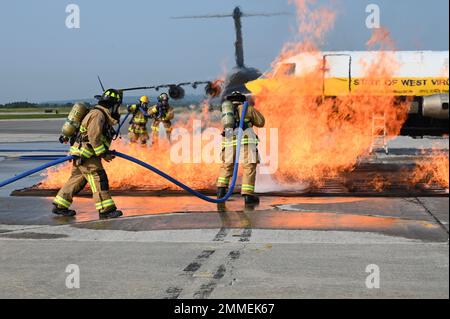 Les pompiers de l’escadron de génie civil 167th pratiquent leurs techniques d’extinction avec le simulateur d’incendie de l’avion mobile de la West Virginia University Fire Service extension lors d’un exercice d’intervention d’urgence à l’aile du pont aérien 167th, Shepherd Field, Martinsburg, Virginie-Occidentale, le 16 septembre, 2022. Le simulateur a fourni un environnement de formation réaliste pour l'exercice. Banque D'Images