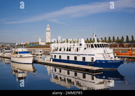 Ancienne tour de l'horloge et yachts amarrés et bateau dans le Vieux-Port de Montréal en automne, Québec, Canada. Banque D'Images