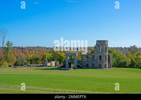 Les ruines des murs en pierre de l'historique Maribel Caves Hotel, le jour d'automne ensoleillé à Maribel, Wisconsin Banque D'Images