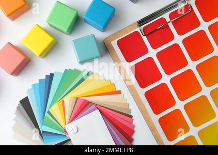 Palettes de couleurs et cubes sur fond blanc, vue de dessus Banque D'Images