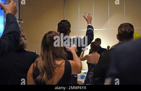 Les membres affectés à l'escadre d'entraînement de 17th lèvent des lunettes d'eau à la table POW/MIA au McNease Convention Centre, à San Angelo, Texas, le 17 septembre 2022. Une table POW/MIA a été présentée comme un symbole d'honneur et pour rappeler les prisonniers de guerre et les camarades disparus de l'Amérique. Banque D'Images