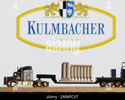 Dans cette illustration, un modèle de camion à bière avec une inscription Kulmbacher et équipement de production de bière sur le fond du logo de la société o Banque D'Images