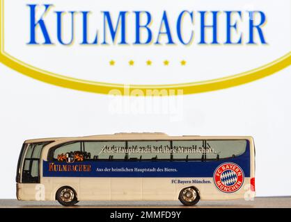 Dans cette illustration, un modèle de bus avec une inscription Kulmbacher et FC Bayern Munchen sur le fond du logo de la société sur le moniteur Banque D'Images