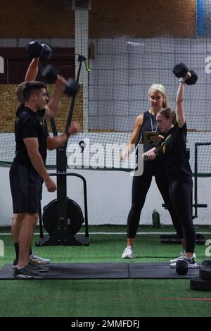 ÉTATS-UNIS Marines et les candidats de l'équipe de sélection des officiers Pittsburgh, Recruiting Station Pittsburgh, 1st Marine Corp District, prennent part à l'entraînement final du Raw Patriot CrossFit Competition à Gibsonia, Pennsylvanie, le 17 septembre 2022. OST Pittsburgh a concouru contre certains des meilleurs athlètes de la région de Pittsburgh pour tester leur force et se préparer aux rigueurs de l'école d'officier candidat. Banque D'Images