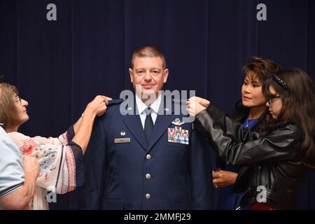 Pennsylvania Air National Guardsman Lt. Colonel Troy. WiNG, est promu au grade de colonel tout en étant épinglé par sa famille lors d'une cérémonie de promotion à l'aile 171st Air ravitailling, Coraopolis, Pennsylvanie, le 18 septembre 2022. Le Col. Wing sert de commandant du Groupe des opérations. Banque D'Images