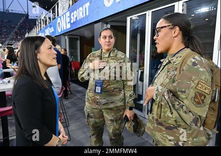 Le sous-secrétaire de la Force aérienne Gina Ortiz Jones parle avec les contrôleurs aériens qui ont coordonné un survol par le 1st Helicopter Squadron lors du match de football Washington Spirit-Gotham FC à Washington, D.C., le 17 septembre 2022. Jones a lancé la pièce au début du match. Washington a gagné 2-0. Banque D'Images