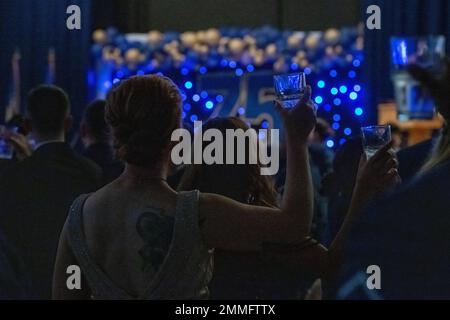 Les participants lèvent leurs lunettes pour le souvenir POW/MIA lors du bal de la Force aérienne de Yokota pour l’anniversaire de la Force aérienne de 75th à la base aérienne de Yokota, Japon, le 18 septembre 2022. Une table POW/MIA a été présentée comme un symbole d'honneur et pour rappeler les prisonniers de guerre et les camarades disparus de l'Amérique. Banque D'Images