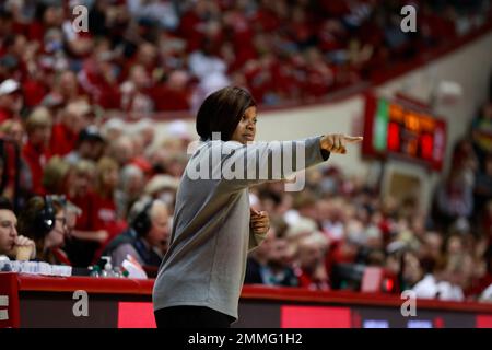 Bloomington, États-Unis. 29th janvier 2023. L'entraîneur de Rutgers Coquese Washington s'entraîne contre l'Université de l'Indiana lors d'un match de basket-ball féminin NCAA au Simon Skjodt Assembly Hall de Bloomington. Indiana bat Rutgers 91-68. Crédit : SOPA Images Limited/Alamy Live News Banque D'Images