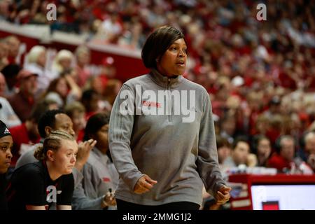 Bloomington, États-Unis. 29th janvier 2023. L'entraîneur de Rutgers Coquese Washington s'entraîne contre l'Université de l'Indiana lors d'un match de basket-ball féminin NCAA au Simon Skjodt Assembly Hall de Bloomington. Indiana bat Rutgers 91-68. Crédit : SOPA Images Limited/Alamy Live News Banque D'Images