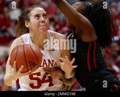 Bloomington, États-Unis. 29th janvier 2023. Indiana Hoosiers, avant-projet Mackenzie Holmes (54), joue contre Rutgers lors d'un match de basket-ball féminin NCAA au Simon Skjodt Assembly Hall de Bloomington. Indiana bat Rutgers 91-68. Crédit : SOPA Images Limited/Alamy Live News Banque D'Images