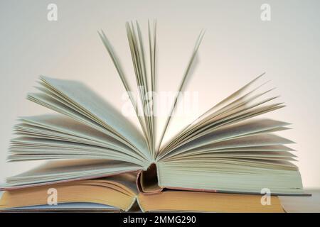 Livres de lecture.Ouvrir des livres vierges sur un fond clair.pile de livres sur une table en bois.symbole d'apprentissage et de connaissance.lecture et éducation.Littérature Banque D'Images