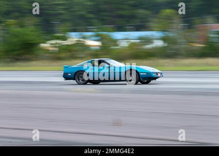 Un participant concocte sa Corvette 1987 de Chevrolet sur le parcours Autocross à la Marine corps Air Station Cherry point, en Caroline du Nord, le 17 septembre 2022. Le Sports car Club of America et le programme Single Marine ont accueilli Autocross, un événement contrôlé par une voiture où les participants ont participé au meilleur temps dans leur catégorie de véhicules donnée. Banque D'Images