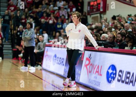 Bloomington, États-Unis. 29th janvier 2023. L'entraîneur de l'Indiana Teri Moren s'entraîne contre Rutgers lors d'un match de basket-ball féminin NCAA au Simon Skjodt Assembly Hall de Bloomington. Indiana bat Rutgers 91-68. (Photo de Jeremy Hogan/SOPA Images/Sipa USA) crédit: SIPA USA/Alay Live News Banque D'Images