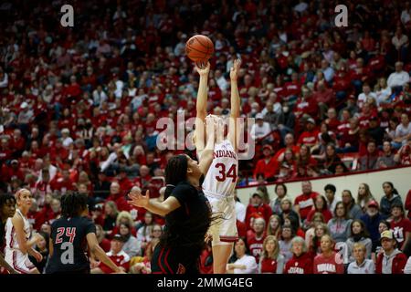 Bloomington, États-Unis. 29th janvier 2023. Indiana Hoosiers garde Grace Berger (34) tire contre Rutgers lors d'un match de basket-ball féminin NCAA au Simon Skjodt Assembly Hall à Bloomington.Indiana bat Rutgers 91-68. (Photo de Jeremy Hogan/SOPA Images/Sipa USA) crédit: SIPA USA/Alay Live News Banque D'Images