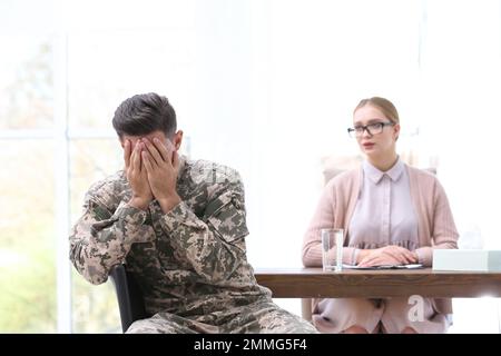 Psychothérapeute travaillant avec un officier militaire en fonction Banque D'Images