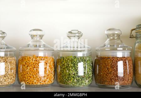 Différents types de légumineuses et de céréales en pots sur la table. Grains organiques Banque D'Images