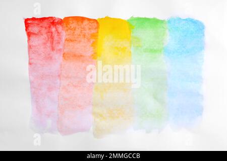 Peindre les contours du pinceau sur fond blanc, vue de dessus. Couleurs arc-en-ciel Banque D'Images