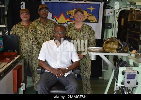 220917-N-N3764-1007 OCHO RIOS, Jamaïque - (17 septembre 2022) -- États-Unis Ambassadeur en Jamaïque, Noah “Nickolas” Perry pose une photo dans la maison pilote avec des marins du navire de combat littoral Freedom-variant USS Billings (LCS 15) équipage Gold à bord du navire lors d'une visite portuaire prévue à Ocho Rios, en Jamaïque, le 17 septembre 2022. Billings est déployé dans la zone d’opérations de la flotte américaine 4th afin d’appuyer la mission de la Force opérationnelle interagences conjointe Sud, qui comprend des missions de lutte contre le trafic de drogues illicites dans les Caraïbes et le Pacifique oriental. Banque D'Images