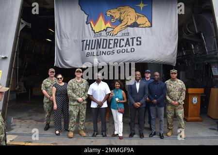 220917-N-N3764-1008 OCHO RIOS, Jamaïque - (17 septembre 2022) -- États-Unis Ambassadeur en Jamaïque, Noah “Nickolas” Perry et son parti officiel posent pour une photo à bord du navire de combat littoral Freedom-variant USS Billings (LCS 15) lors d'une visite portuaire prévue à Ocho Rios, en Jamaïque, le 17 septembre 2022. Billings est déployé dans la zone d’opérations de la flotte américaine 4th afin d’appuyer la mission de la Force opérationnelle interagences conjointe Sud, qui comprend des missions de lutte contre le trafic de drogues illicites dans les Caraïbes et le Pacifique oriental. Banque D'Images