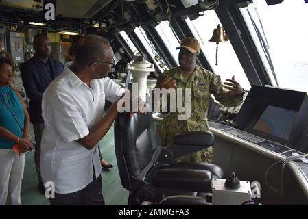 220917-N-N3764-1006 OCHO RIOS (Jamaïque) - (le 17 septembre 2022) – le chef de quart, Isac Awini, démontre les capacités de navigation du navire aux États-Unis Ambassadeur en Jamaïque, Noah “Nickolas” Perry à bord du navire de combat littoral Freedom-variant USS Billings (LCS 15) lors d’une visite portuaire prévue à Ocho Rios, en Jamaïque, le 17 septembre 2022. Billings est déployé dans la zone d’opérations de la flotte américaine 4th afin d’appuyer la mission de la Force opérationnelle interagences conjointe Sud, qui comprend des missions de lutte contre le trafic de drogues illicites dans les Caraïbes et le Pacifique oriental. Banque D'Images