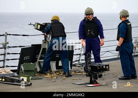 ÉTATS-UNIS Les marins à bord du destroyer de missiles guidés de classe Arleigh Burke USS Shoup (DDG 86) conduisent un entraînement sur les armes légères alors qu'ils sont en cours dans l'océan Pacifique, le 17 septembre 2022. Shoup est en cours pour participer à un exercice Live Fire with A Purpose. De gauche à droite, Gunner’s Mate 2nd Class Austin Townsend, Gunner’s Mate Chief Select Tucker Smith et Gunner’s Mate 1st Class Raymond Villegas. Banque D'Images