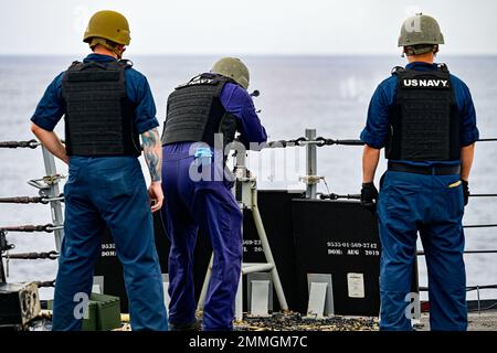 ÉTATS-UNIS Les marins à bord du destroyer de missiles guidés de classe Arleigh Burke USS Shoup (DDG 86) conduisent un entraînement sur les armes légères alors qu'ils sont en cours dans l'océan Pacifique, le 17 septembre 2022. Shoup est en cours pour participer à un exercice Live Fire with A Purpose. De gauche à droite, Gunner’s Mate 2nd Class Austin Townsend, Gunner’s Mate Chief Select Tucker Smith et Gunner’s Mate 1st Class Raymond Villegas. Banque D'Images