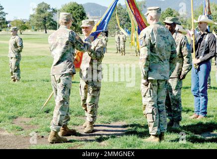 FORT CARSON, Colorado — le colonel Patrick L. Pollak, centre prend le commandement de la Brigade de l'aviation de combat expéditionnaire de 11th en acceptant le guide de l'unité du colonel Lindsey Halter, commandant du Commandement de l'aviation de réserve de l'Armée de terre, lors d'une cérémonie à Founders Field le 17 septembre 2022. (Photo de Scott Prater) Banque D'Images