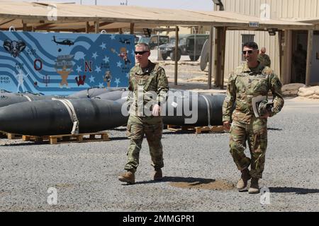 Le général Patrick D. Frank, commandant général de la U.S. Army Central (à gauche), accompagné du colonel Scott P. Nicholas, commandant de la 36th combat Aviation Brigade, « Task Force Mustang », 36th Infantry Division, Garde nationale de l'armée du Texas, arrive pour rencontrer des soldats et des aviateurs de l'armée dans la zone d'atterrissage d'Udairi au Camp Buehring, Koweït, le 17 septembre 2022. 36th LE CAB, mobilisé en tant que Force opérationnelle Mustang, est déployé à l'appui de la Force opérationnelle interarmées combinée – opération inhérente résoudre mission pour conseiller, aider et permettre aux forces en partenariat dans la défaite durable de Da’esh, le terme arabe commun pour IS ou IS Banque D'Images