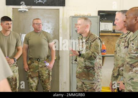 Le général Patrick D. Frank de l'armée américaine, commandant général du centre de l'armée américaine, rencontre des soldats du 449th Aviation support Bataillon, « Task Force Dark Horse ». Et 2nd Bataillon, 149th Aviation Brigade, General support Aviation Battalion, 'Task Force Roosevelt', tous deux affectés à la 36th combat Aviation Brigade, 36th Infantry Division, lors d'une visite dans une installation d'entretien d'aéronefs à Camp Buehring, Koweït, le 17 septembre 2022. 36th LE CAB, mobilisé en tant que Force opérationnelle Mustang, est déployé à l'appui de la mission combinée Force opérationnelle interarmées – opération inhérente résoudre pour conseiller, aider, an Banque D'Images