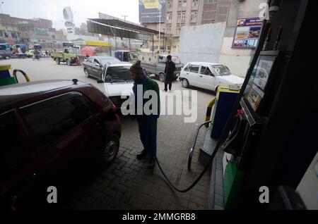 Peshawar, Pakistan. 29th janvier 2023. Les gens attendent à leur tour qu'ils se mettent à faire du carburant dans une station-service, un jour après une panne de courant dans tout le pays, à Peshawar, au Pakistan, le dimanche 29 janvier 2023. Dimanche matin, le ministre des Finances Ishaq Dar a annoncé une augmentation des prix de l'essence et du diesel en RS35, dans une allocution télévisée, quelques minutes seulement avant l'entrée en vigueur des nouveaux prix. Dans le discours, qui a commencé à 10 h 50, Dar a dévoilé la révision des prix qui est entrée en vigueur à 11 h 00 - 10 minutes plus tard. (Photo de Hussain Ali/Pacific Press) crédit: Pacific Press Media production Corp./Alay Live News Banque D'Images