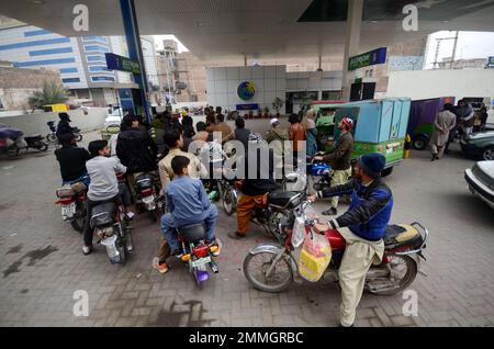 Peshawar, Pakistan. 29th janvier 2023. Les gens attendent à leur tour qu'ils se mettent à faire du carburant dans une station-service, un jour après une panne de courant dans tout le pays, à Peshawar, au Pakistan, le dimanche 29 janvier 2023. Dimanche matin, le ministre des Finances Ishaq Dar a annoncé une augmentation des prix de l'essence et du diesel en RS35, dans une allocution télévisée, quelques minutes seulement avant l'entrée en vigueur des nouveaux prix. Dans le discours, qui a commencé à 10 h 50, Dar a dévoilé la révision des prix qui est entrée en vigueur à 11 h 00 - 10 minutes plus tard. (Photo de Hussain Ali/Pacific Press) crédit: Pacific Press Media production Corp./Alay Live News Banque D'Images