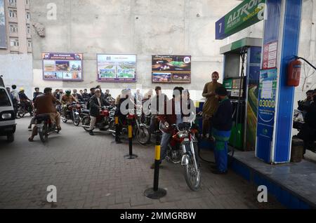 Peshawar, Pakistan. 29th janvier 2023. Les gens attendent à leur tour qu'ils se mettent à faire du carburant dans une station-service, un jour après une panne de courant dans tout le pays, à Peshawar, au Pakistan, le dimanche 29 janvier 2023. Dimanche matin, le ministre des Finances Ishaq Dar a annoncé une augmentation des prix de l'essence et du diesel en RS35, dans une allocution télévisée, quelques minutes seulement avant l'entrée en vigueur des nouveaux prix. Dans le discours, qui a commencé à 10 h 50, Dar a dévoilé la révision des prix qui est entrée en vigueur à 11 h 00 - 10 minutes plus tard. (Photo de Hussain Ali/Pacific Press) crédit: Pacific Press Media production Corp./Alay Live News Banque D'Images