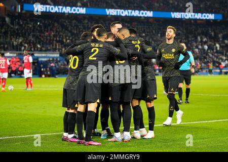 Paris, France. 29th janvier 2023. Les joueurs de Paris Saint-Germain célèbrent le score lors du match de football de la Ligue française 1 entre le Paris Saint-Germain FC et le Stade de Reims à Paris, France, le 29 janvier 2023. Credit: Glenn Gervot/Xinhua/Alay Live News Banque D'Images