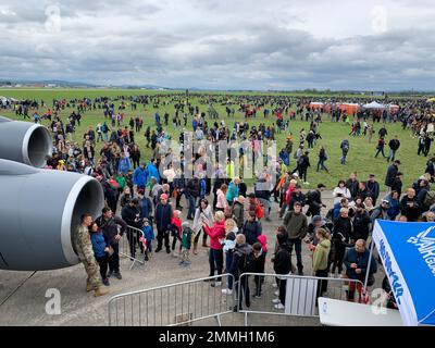 Les membres de l'équipage de conduite de la Garde nationale aérienne du Nebraska ont pris leurs photos avec le public près du moteur KC-135 Stratotanker, le 17 septembre 2022, pendant les journées de l'OTAN à Ostrava, en République tchèque. Les Journées de l'OTAN sont une présentation publique régionale de 2 jours de l'armée de terre, de l'armée de l'air, des premiers intervenants et des services de sécurité de la République tchèque. Les alliés de la République tchèque et de l'OTAN ont lancé le concept des Journées de l'OTAN il y a 22 ans et il est devenu le plus grand spectacle de sécurité en Europe, afin de créer des liens entre les peuples, les pays et le continent. Banque D'Images