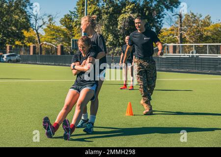 Un membre de l’équipe de hockey sur gazon de l’Université Harvard effectue le « Buddy Drag » pendant la partie manœuvre sous feu du test de condition physique au combat lors d’un séminaire d’équipe et de leadership organisé par les Marines avec Officer Selection Station Boston à Cambridge, Massachusetts, le 17 septembre 2022. L'équipe de hockey sur gazon a participé au CFT qui consiste en une course de 880 mètres, des ascenseurs de munitions et un exercice de manœuvre sous feu. Chaque événement a été suivi de discussions de travail d'équipe et de leadership. Boston Marines,CFT,exercice,Marines,New England Marines,Fitness,USMC,College,motivation,recrutement,travail d'équipe, Banque D'Images