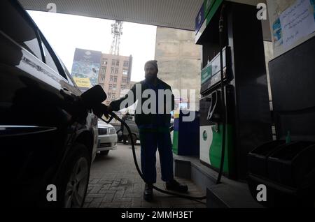 Peshawar, Khyber Pakhtunkhwa, Pakistan. 29th janvier 2023. Les gens attendent à leur tour qu'ils se mettent à faire du carburant dans une station-service, un jour après une panne de courant dans tout le pays, à Peshawar, au Pakistan, le dimanche 29 janvier 2023. Dimanche matin, le ministre des Finances Ishaq Dar a annoncé une augmentation des prix de l'essence et du diesel en RS35, dans une allocution télévisée, quelques minutes seulement avant l'entrée en vigueur des nouveaux prix. Dans le discours, qui a commencé à 10 h 50, Dar a dévoilé la révision des prix qui est entrée en vigueur à 11 h 00 ''' 10 minutes plus tard. (Credit image: © Hussain Ali/Pacific Press via ZUMA Press Wire) USAGE ÉDITORIAL Banque D'Images
