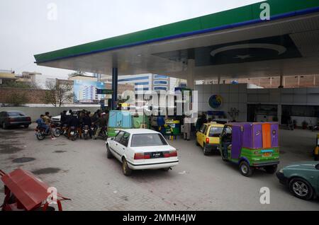 Peshawar, Khyber Pakhtunkhwa, Pakistan. 29th janvier 2023. Les gens attendent à leur tour qu'ils se mettent à faire du carburant dans une station-service, un jour après une panne de courant dans tout le pays, à Peshawar, au Pakistan, le dimanche 29 janvier 2023. Dimanche matin, le ministre des Finances Ishaq Dar a annoncé une augmentation des prix de l'essence et du diesel en RS35, dans une allocution télévisée, quelques minutes seulement avant l'entrée en vigueur des nouveaux prix. Dans le discours, qui a commencé à 10 h 50, Dar a dévoilé la révision des prix qui est entrée en vigueur à 11 h 00 ''' 10 minutes plus tard. (Credit image: © Hussain Ali/Pacific Press via ZUMA Press Wire) USAGE ÉDITORIAL Banque D'Images