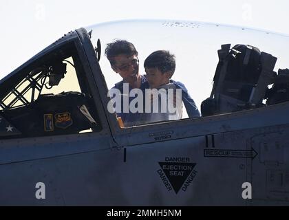 Les participants à la joint base Andrews 2022 Air & Space Expo voient une exposition statique de l'A-10 Thunderbolt II à JBA, Maryland, le 18 septembre 2022. JBA a célébré le 75th anniversaire de la Force aérienne avec une exposition aérienne et spatiale de trois jours, présentant des démonstrations aériennes, des expositions statiques, ainsi que des expositions sur le patrimoine et LA VAPEUR. Banque D'Images