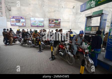 Peshawar, Khyber Pakhtunkhwa, Pakistan. 29th janvier 2023. Les gens attendent à leur tour qu'ils se mettent à faire du carburant dans une station-service, un jour après une panne de courant dans tout le pays, à Peshawar, au Pakistan, le dimanche 29 janvier 2023. Dimanche matin, le ministre des Finances Ishaq Dar a annoncé une augmentation des prix de l'essence et du diesel en RS35, dans une allocution télévisée, quelques minutes seulement avant l'entrée en vigueur des nouveaux prix. Dans le discours, qui a commencé à 10 h 50, Dar a dévoilé la révision des prix qui est entrée en vigueur à 11 h 00 ''' 10 minutes plus tard. (Credit image: © Hussain Ali/Pacific Press via ZUMA Press Wire) USAGE ÉDITORIAL Banque D'Images