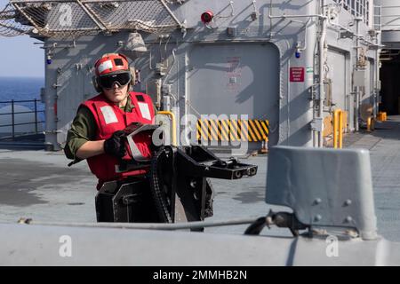 220919-N-XN177-1100 MER DES PHILIPPINES (SEPT 19, 2022) – Cpl. Du corps des Marines des États-Unis Nicholas Bove, de New York, porte un hélicoptère CH-53 Super Stallion de calibre .50 monté sur le pont de vol à bord du porte-avions amphibie USS Tripoli (LHA 7) le 19 septembre 2022. Tripoli opère dans la zone d'opérations de la flotte américaine 7th afin d'améliorer l'interopérabilité avec ses alliés et ses partenaires et de servir de force de réaction prête à l'emploi pour défendre la paix et maintenir la stabilité dans la région Indo-Pacifique. Banque D'Images