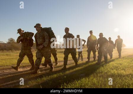 Les soldats de la Réserve de l'armée américaine du 492nd Bataillon des affaires civiles organisent leur épreuve du bataillon du Phœnix à Buckeye, en Arizona, sur 18 septembre 2022. Après la marche à pied de Phoenix, les soldats ont eu la possibilité de participer à une marche routière supplémentaire de 10 km afin de gagner le prix de marche internationale de Diekirch (MID). Banque D'Images