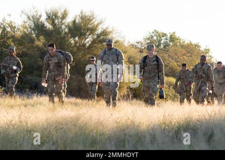 Les soldats de la Réserve de l'armée américaine du 492nd Bataillon des affaires civiles approchent de l'achèvement de la première phase de l'événement Marche internationale de Diekirch (MID) à Buckeye, Arizona, sur 18 septembre 2022. L'opération en deux phases consiste en une marche obligatoire de 10 km pied de bataillon pour renforcer la cohésion de l'unité. Les soldats ont eu l'occasion de terminer une marche supplémentaire de 10 kilomètres afin d'obtenir le prix MID. Banque D'Images