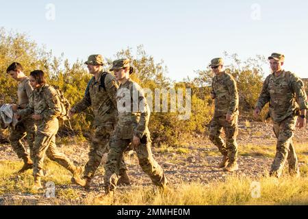 Les soldats de la Réserve de l'armée américaine du 492nd Bataillon des affaires civiles participent à l'événement de marche internationale de Diekirch (MID) du bataillon des Phoenix Rising à Buckeye, en Arizona, sur 18 septembre 2022. Les soldats réaliseront une marche obligatoire de 10 km à un rythme auquel tous les membres pourront se reposer et mener des discussions avec les chefs afin de mettre l'accent sur la culture de l'unité et d'établir des relations dans toute la formation. Banque D'Images